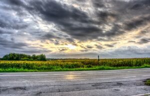 straße dahinter dunkle regenwolken