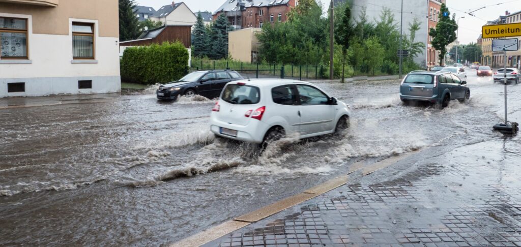 autos fahren in deutschland durch eine überflutete straße